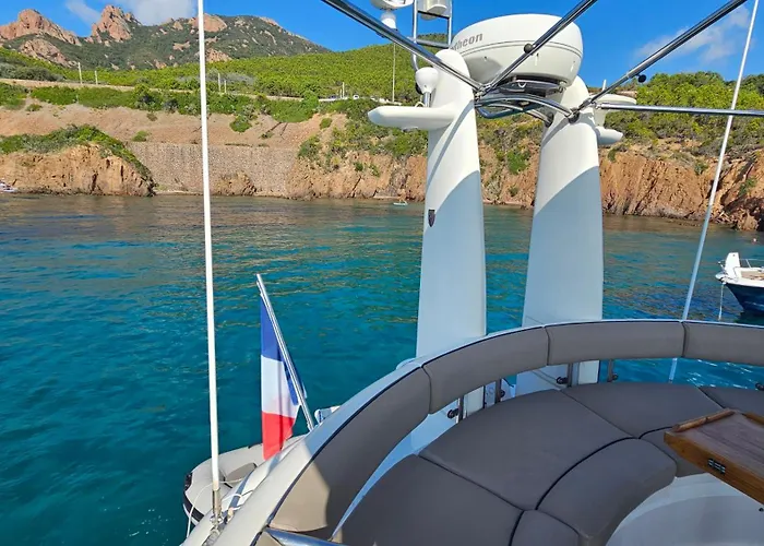 Superbe Yacht Dans Le Port De *