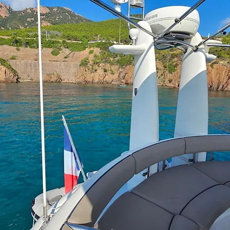Superbe Yacht Dans Le Port De *