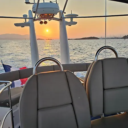 Botel Superbe Yacht Dans Le Port De