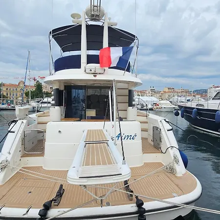 Superbe Yacht Dans Le Port De Botel *