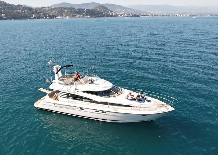 Superbe Yacht Dans Le Port De Cannes