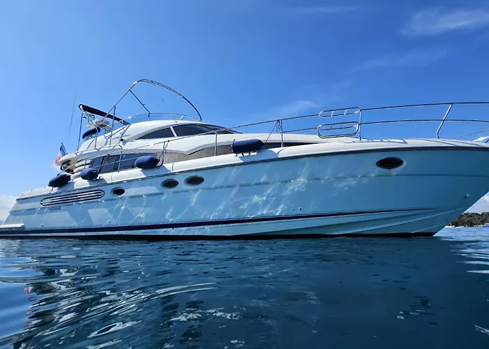 Superbe Yacht Dans Le Port De *