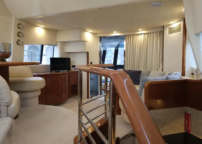 Superbe Yacht Dans Le Port De Båthotell *