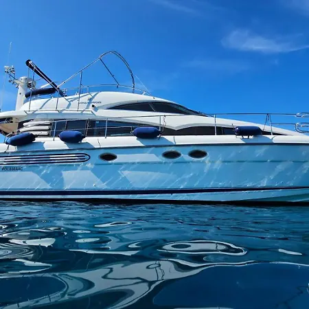 Bateau-hôtel Superbe Yacht Dans Le Port De