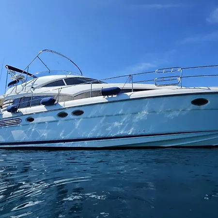 Superbe Yacht Dans Le Port De *