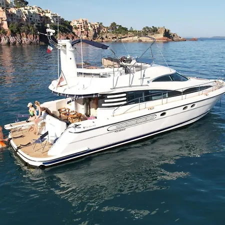 Superbe Yacht Dans Le Port De Bateau-hôtel