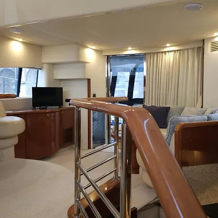 Superbe Yacht Dans Le Port De Bateau-hôtel *